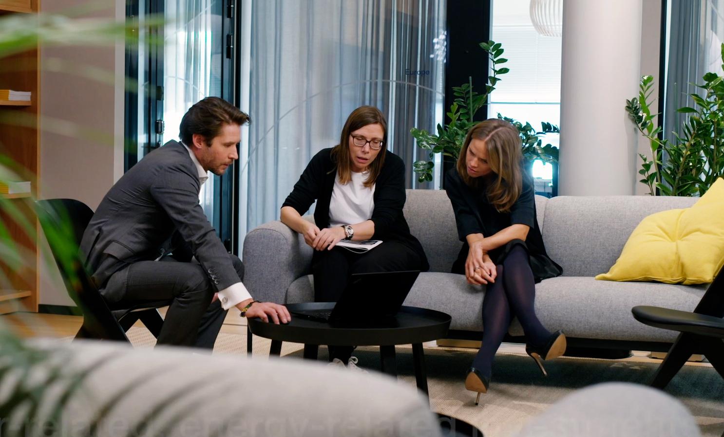Kolme henkilöä istuu neuvottelussa Finnfundin toimistossa